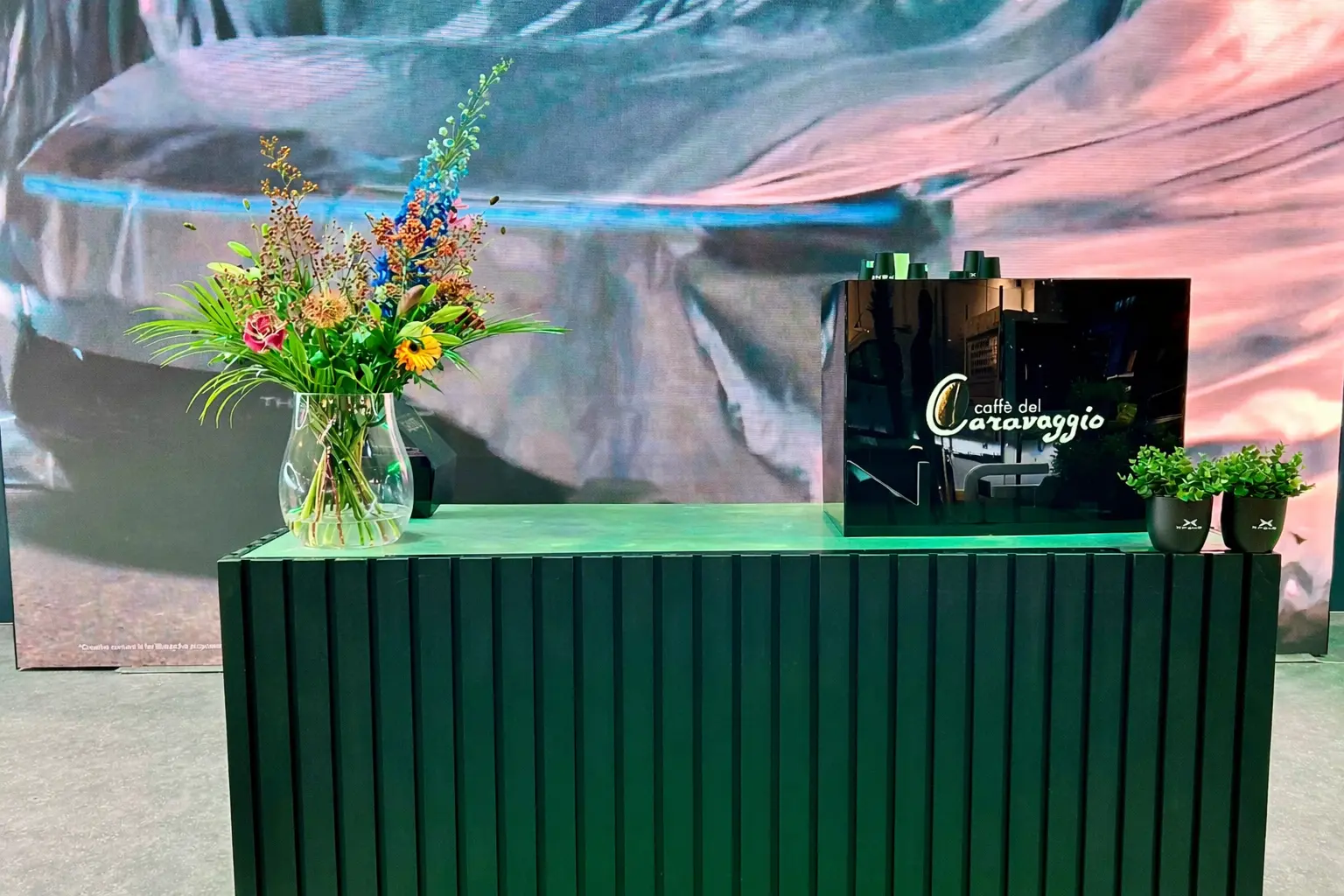 Donkere XL-koffiebar met Caffè del Caravaggio machine tijdens een hospitality-event